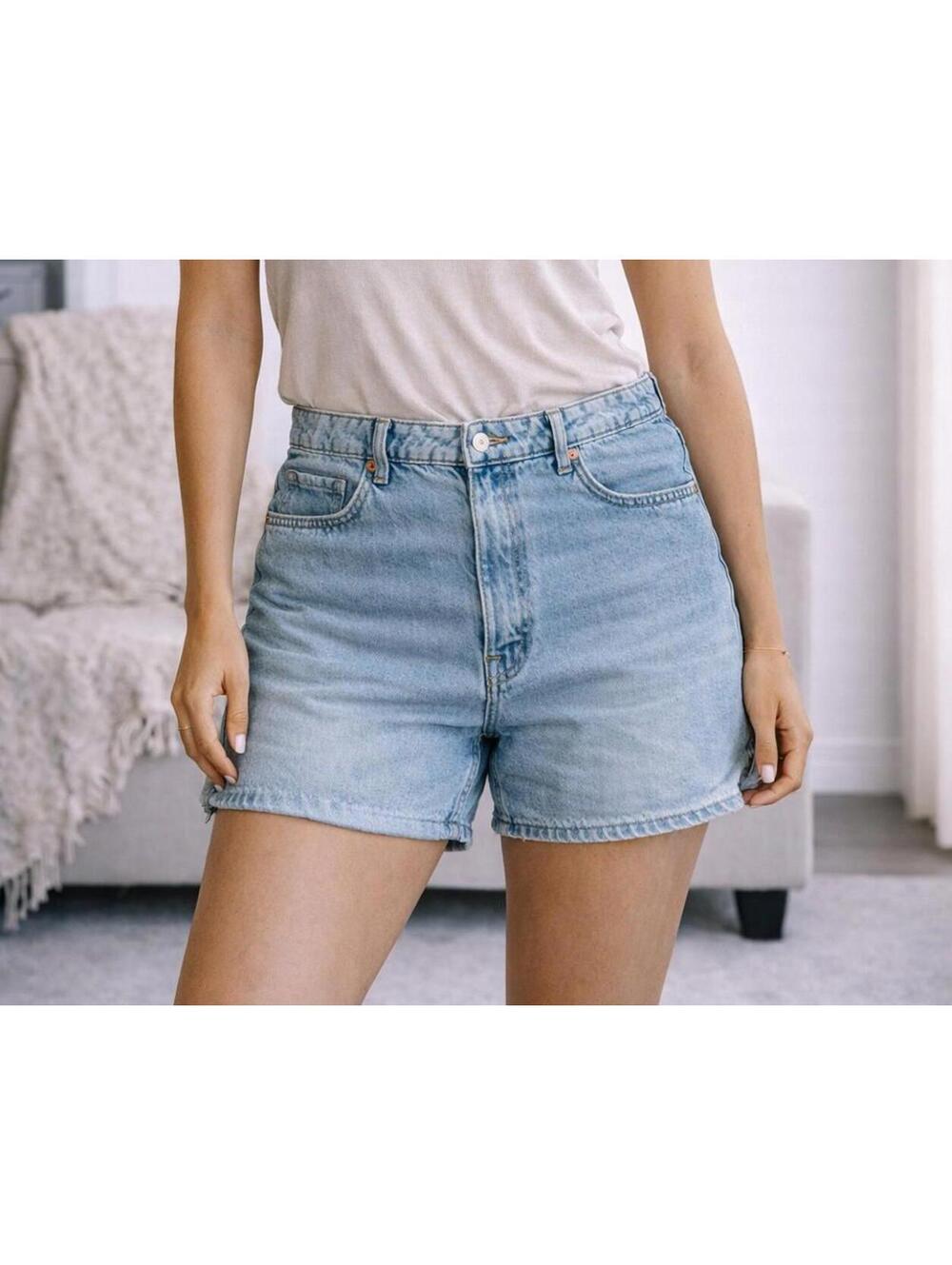 H&M Divided Light Wash Denim Shorts – Women’s Size 8